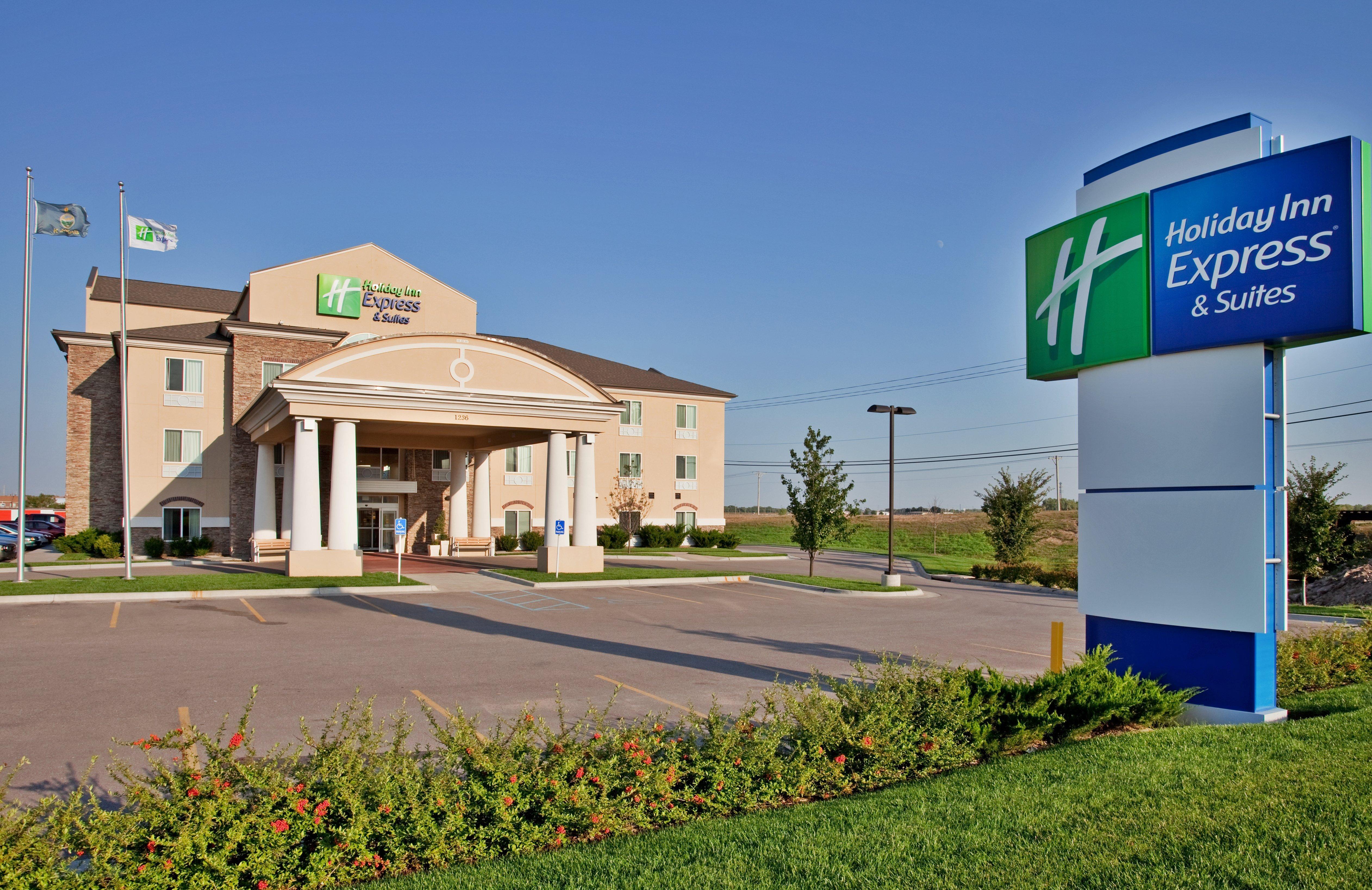 Holiday Inn Express Hotel & Suites Wichita Airport By Ihg Eksteriør billede