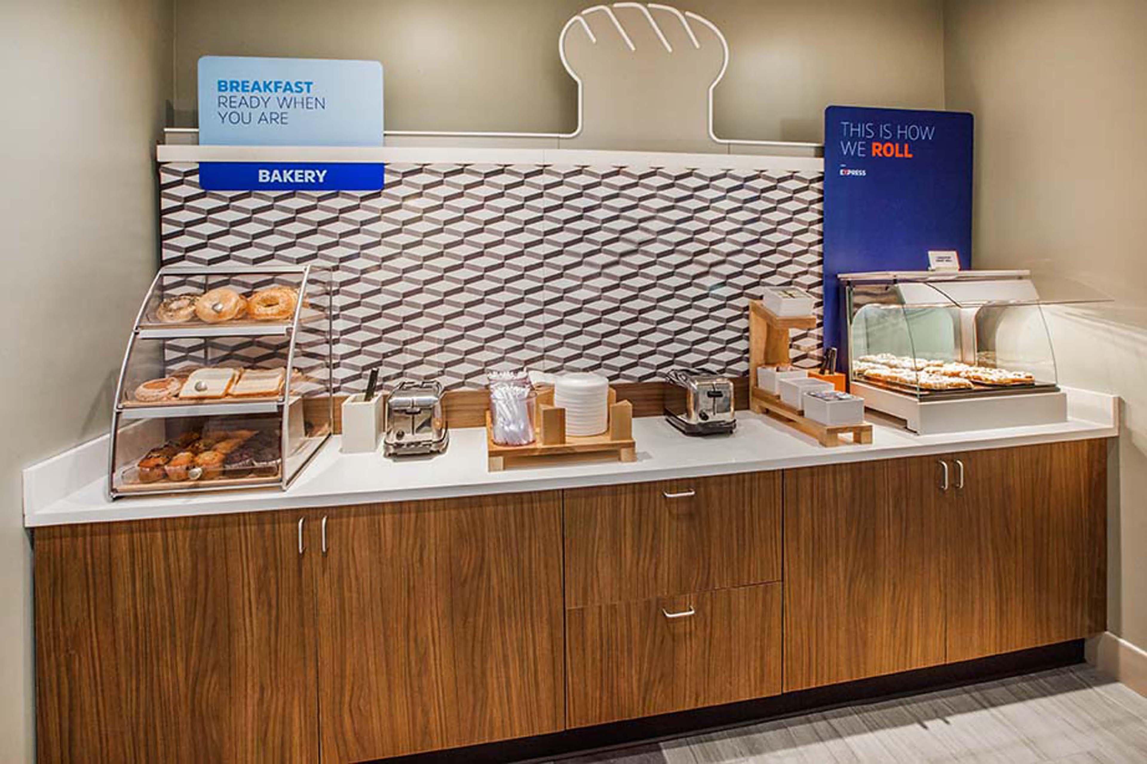 Holiday Inn Express Hotel & Suites Wichita Airport By Ihg Eksteriør billede