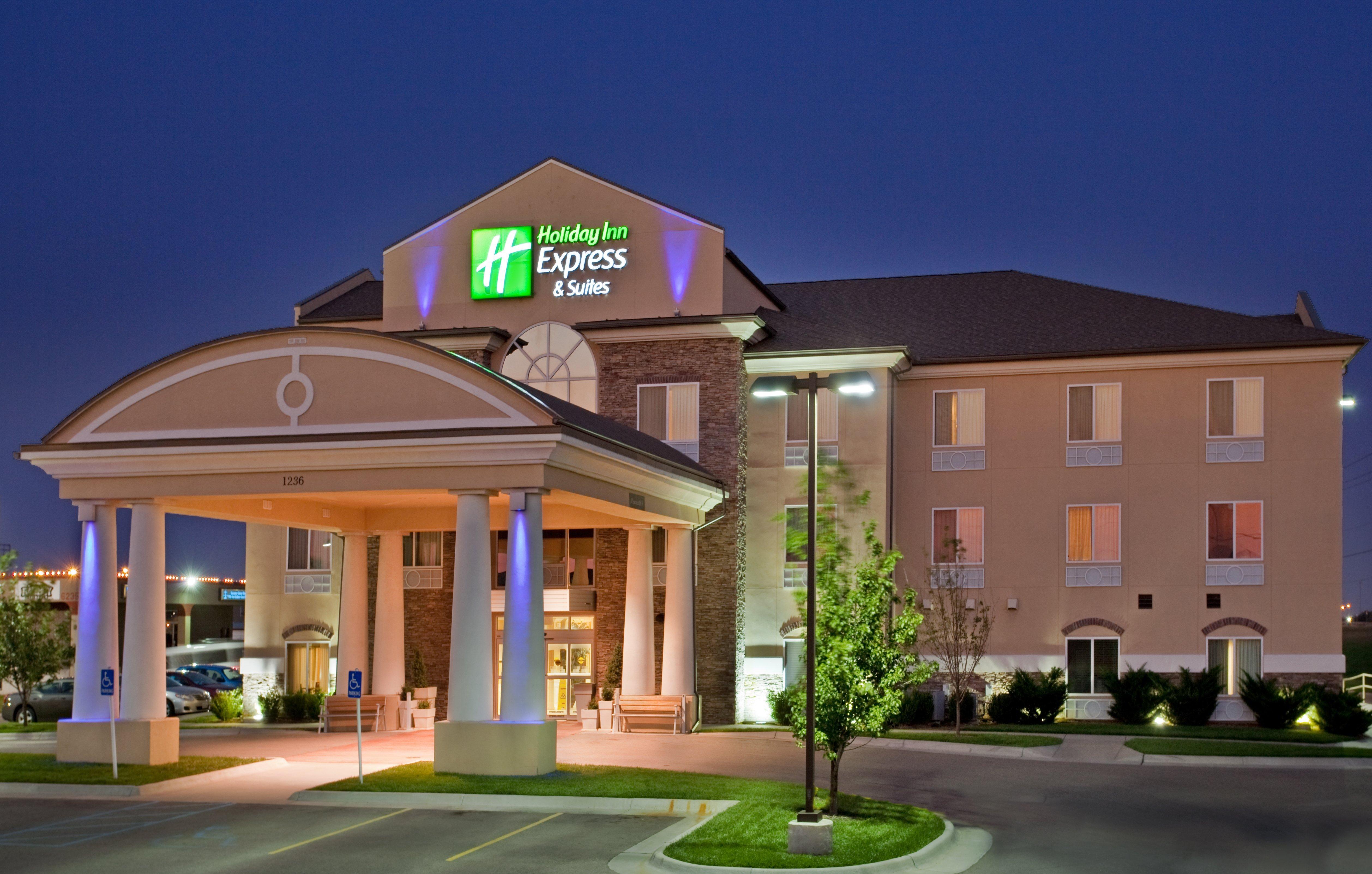 Holiday Inn Express Hotel & Suites Wichita Airport By Ihg Eksteriør billede