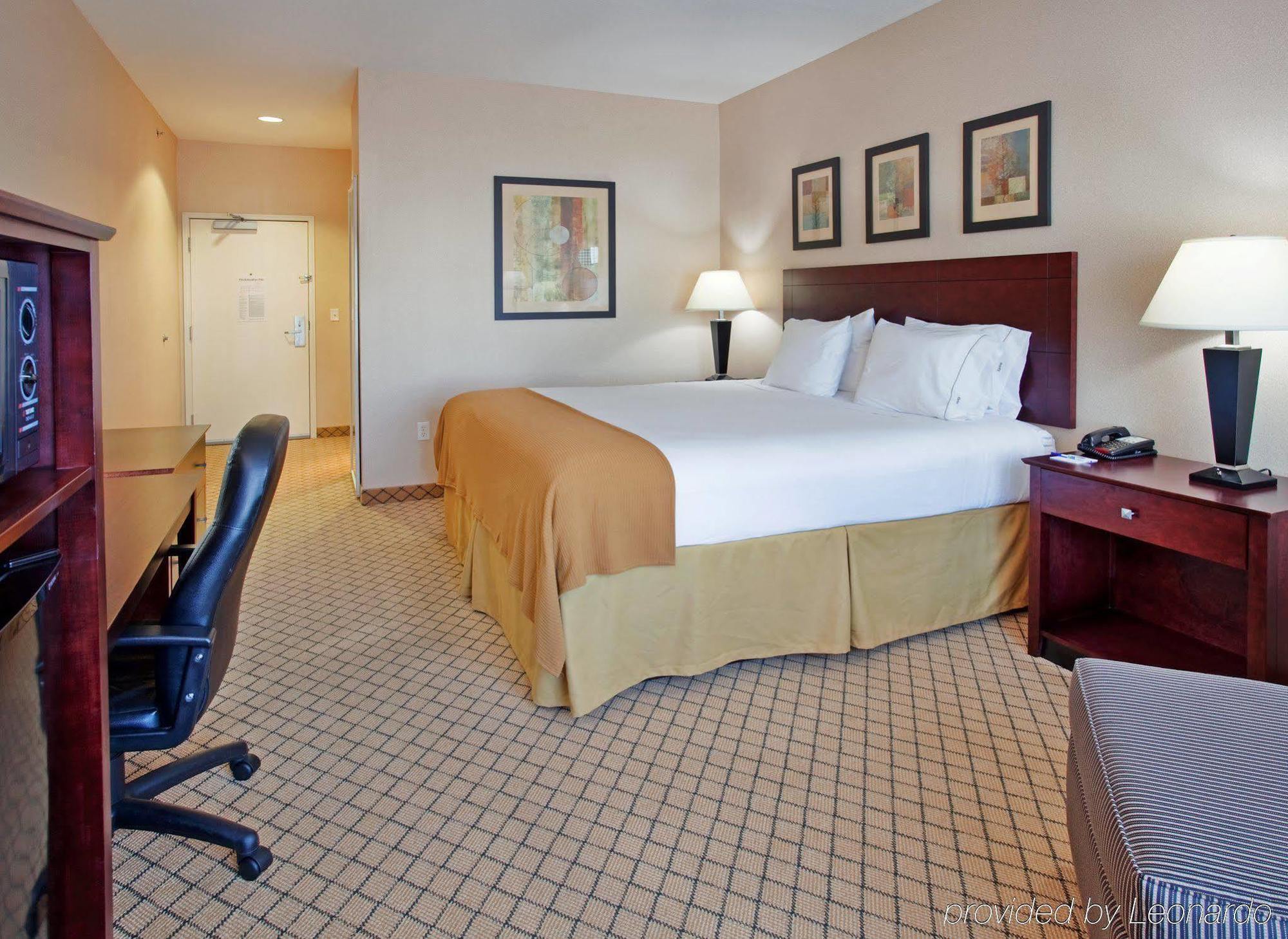 Holiday Inn Express Hotel & Suites Wichita Airport By Ihg Eksteriør billede